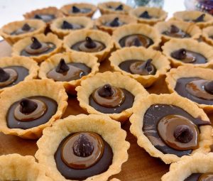 Mini tartlets filled with chocolate ganache and caramel, topped with a chocolate chip—ideal for weddings and baby showers in Central Florida, including Orlando, Daytona, and St. Augustine.