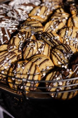 French vanilla and Dutch cocoa cookies with chocolate drizzle and sprinkles at New York Beer Project Orlando wedding table.