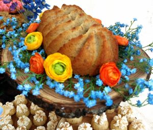 Maple banana bread on a rustic wood stand with florals for boho weddings in Orlando, Daytona, and St. Augustine.
