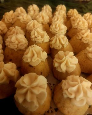 Mini maple bundt cakes with piped buttercream for weddings and parties at Club Lake, Orlando.