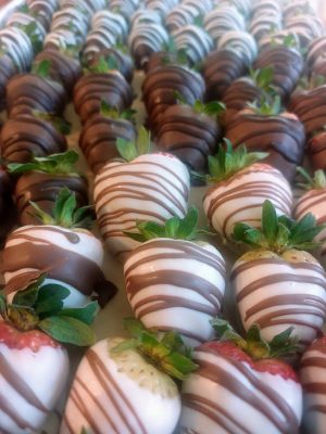 Beautifully arranged white and dark chocolate covered strawberries with chocolate drizzle, perfect for wedding dessert tables, baby showers, and corporate events in Central Florida including Orlando, Daytona, and St. Augustine.